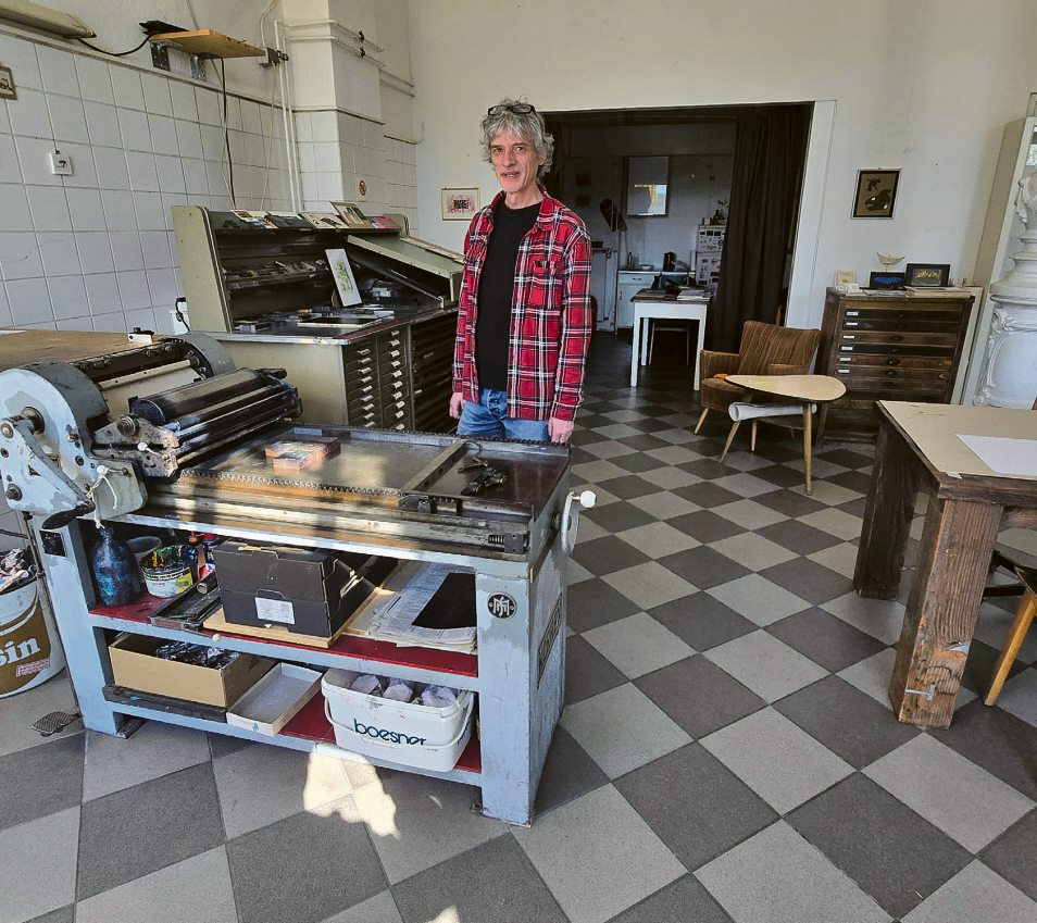 Traditionelles Druckhandwerk im Dahl: Künstler Christian Zsagar arbeitet in seinem Atelier am Kapuzinerplatz mit historischer Hochdruckpresse, Bleisatz sowie Linolund Holzschnitten.