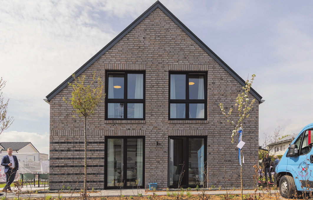 Das neue Viebrockhaus-Musterhaus in Zülpich-Sinzenich Es zeigt ein modernes Stadthauskonzept mit flexibler Raumaufteilung und energetischer Ausstattung. Fotos: Viebrockhaus AG