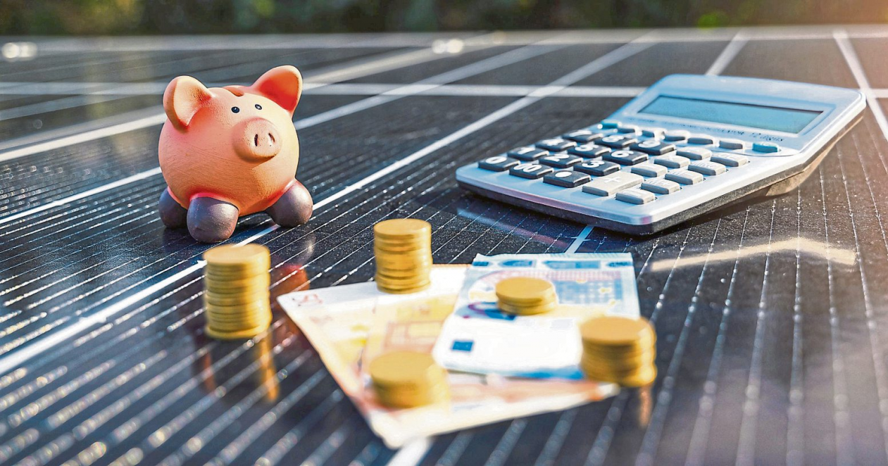 Stromkosten im Blick: Intelligentes Energiemanagement verknüpft Photovoltaik, Speicher und variable Strompreise, um Energieflüsse wirtschaftlich zu steuer. Foto: alphaspirit - stock.adobe.com