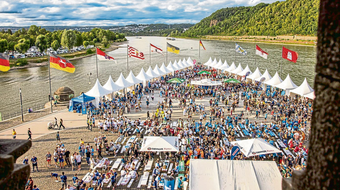 Der Veranstalter hofft für den diesjährigen Firmenlauf auf 16.000 Teilnehmende aus 600 Unternehmen. Die Teamstände, die über ein Zelt mit Catering verfügen, sind sehr begehrt. Mit ihnen verwandelt sich das Deutsche Eck in eine riesige Zeltstadt. Foto: B2Run
