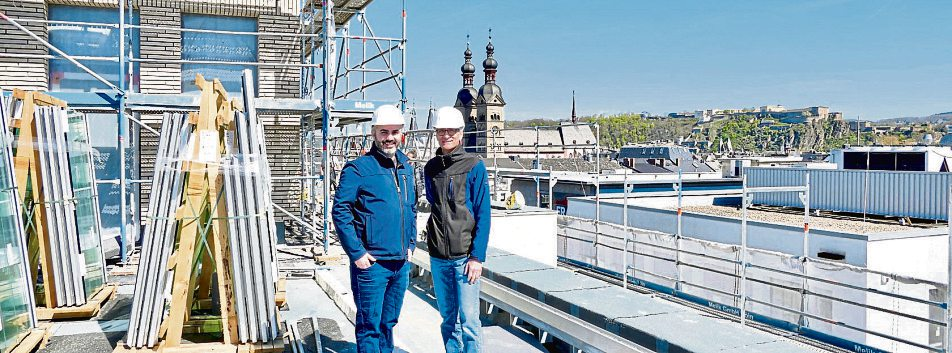 Projektentwickler Christoph Röhr (rechts) und sein Stellvertreter Selim Yildiz freuen sich schon, wenn die Dachterrasse des Canto Gebäudes, das der bofrost*Familienstiftung gehört, von den Gästen aus dem Hotel und von auswärts genutzt wird. Foto: Petra Dettmer