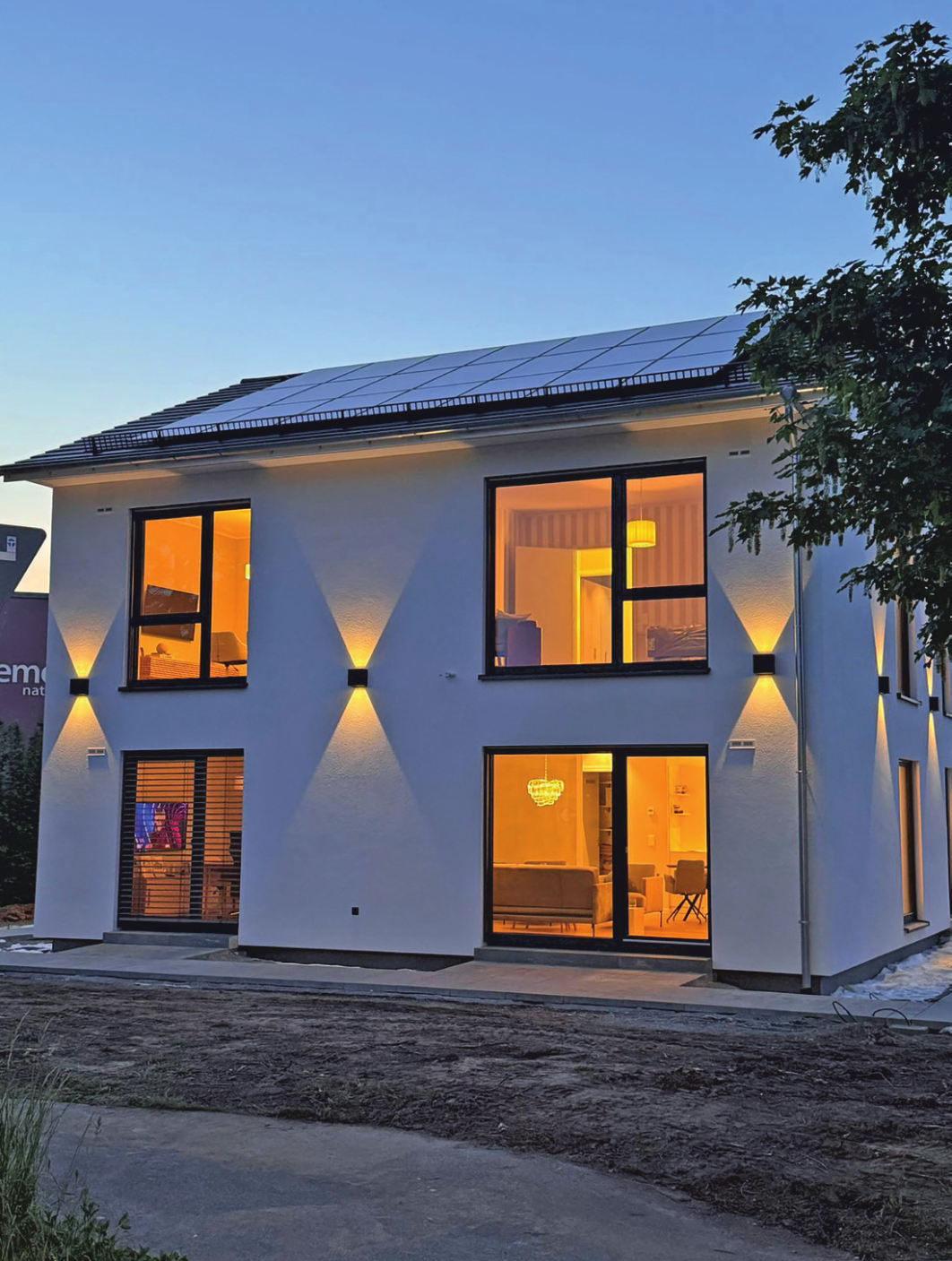 Das neue Musterhaus von ScanHaus Marlow in Bornheim zeigt die Stadtvilla SH 172 S mit zwei Vollgeschossen, großen Fensterflächen und Photovoltaikanlage auf dem Dach. Foto: R. Kossow & Levermann GmbH