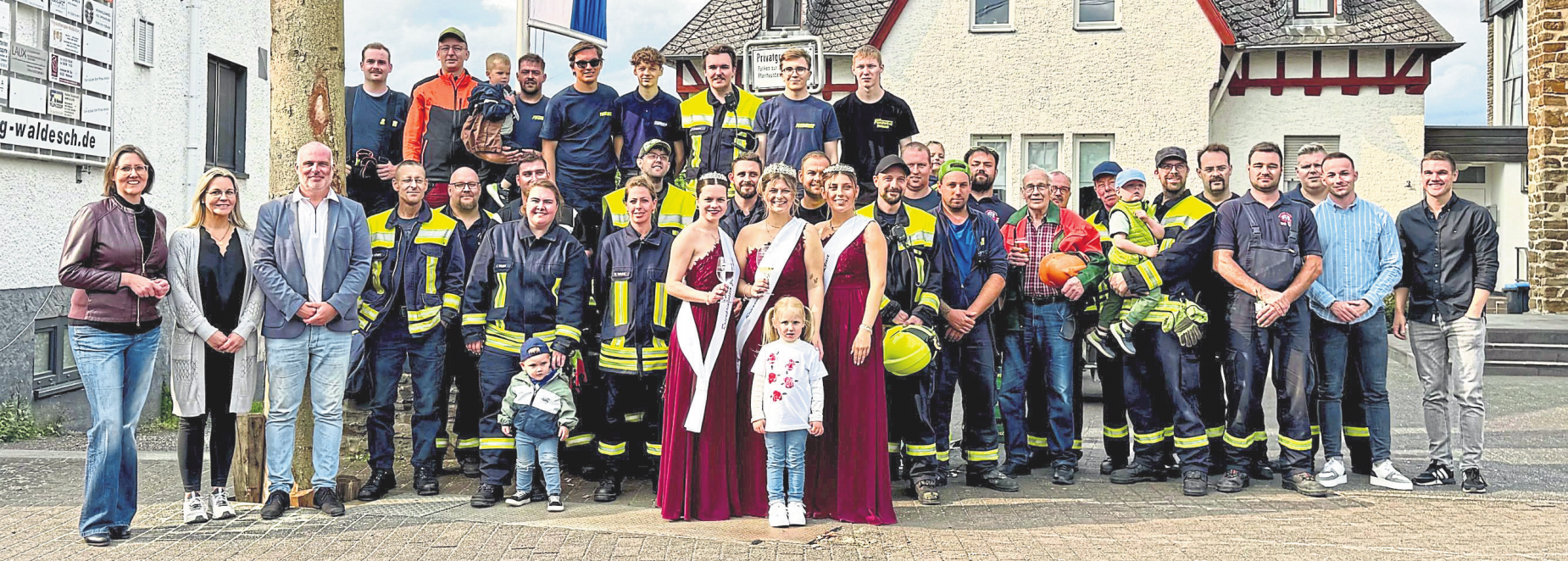 Die Rosenmajestäten, Mitglieder der Freiwilligen Feuerwehr, Vertreter der Ortsgemeinde und weitere Helfer stimmen sich gemeinsam auf die Rosenkirmes in Waldesch ein. Fotos: Ortsgemeinde Waldesch