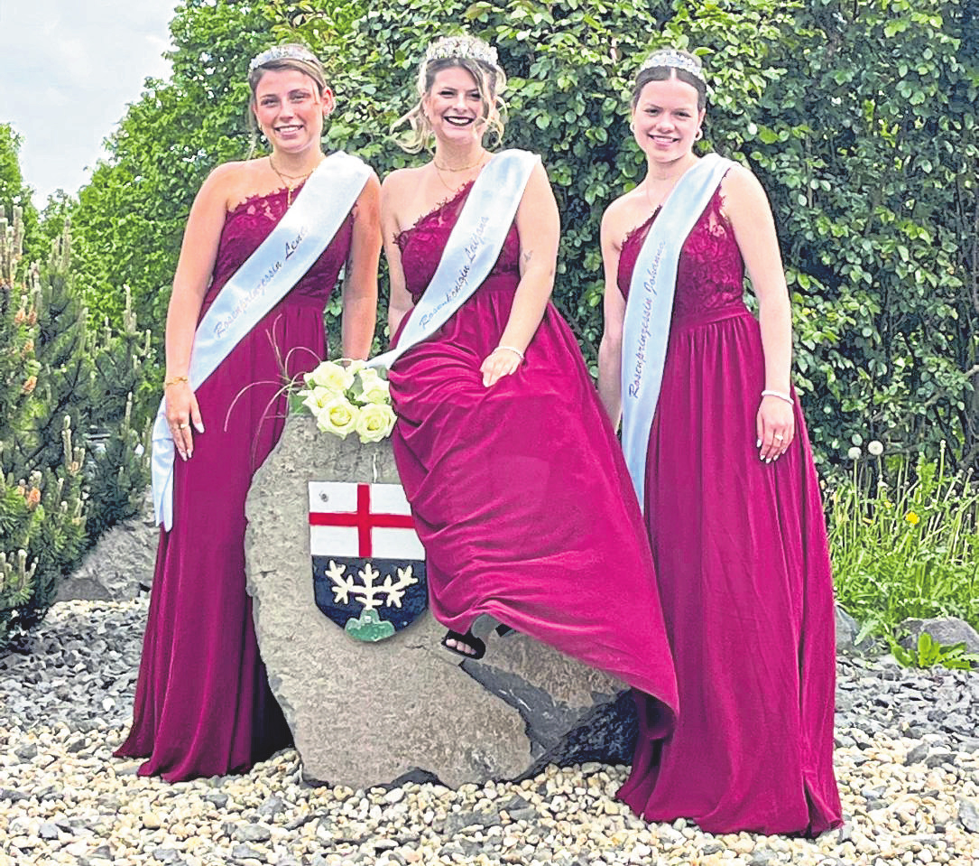 Rosenkönigin Laijana Müller mit den Prinzessinnen Lena Bardon und Johanna Figge: Die Rosenmajestäten repräsentieren die Waldescher Rosenkirmes 2026.