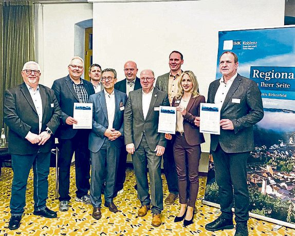 Vertreter aus Wirtschaft, Politik, Wissenschaft und Verwaltung präsentieren beim Zukunftsforum Landkreis Birkenfeld die unterzeichnete Absichtserklärung zur gemeinsamen Standortentwicklung. Foto: IHK Koblenz