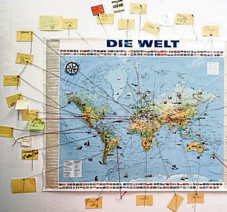Die dekorierte Karte zeigt die Internationalität der Studierenden.