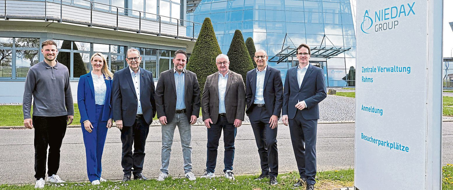 Das Orgateam des Wirtschaftsempfangs vor der Zentrale der Niedax Group in Rahms, von links: Julian Feit (rz-Media GmbH), Kristina Kutting (IHK-Regionalgeschäftsführerin in Altenkirchen und Neuwied), Bruno Reufels (CEO der Niedax Group), Johannes Schardt (Prokurist Syna GmbH), Matthias Dahmen (Kreishandwerkerschaft Rhein-Westerwald), Gerhard Grün (Sparkasse Neuwied) sowie Harald Schmillen (Wirtschaftsförderung Landkreis Neuwied). Foto: Jörg Niebergall