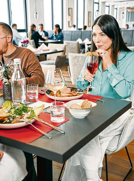 Im LOFT by Frames verbindet sich gehobene Gastronomie mit entspannter Atmosphäre - vom Business-Lunch bis zum Abendessen in modernem Rooftop-Ambiente.