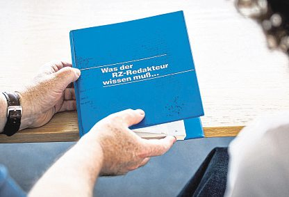 Was der RZ-Redakteur wissen muss: Diese Mappe heißt im Kollegenkreis nur der „Blaue Schilling“. Der frühere Chefredakteur Horst Schilling hat dort alles abgelegt, was Journalisten wissen sollten. Er hat Generationen von Redakteuren geprägt. Foto: Kevin Rühle