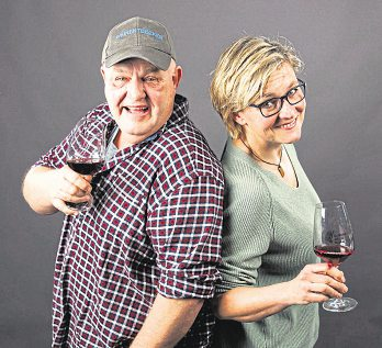 Zur Podcast-Familie gehört auch der RZ-Weinpodcast „Kork & Schrauber“. Weinjournalistin Kristine Bäder und Weinentdecker René Harth führen durch die Folgen. Der Podcast richtet sich an Wein-Einsteiger und Fortgeschrittene. Foto: Kevin Rühle