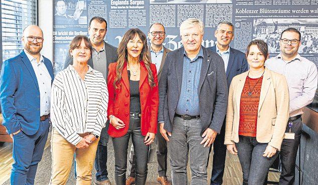 Ein starkes Team, das immer und überall helfen möchte, wenn die Not groß ist: Gemeinsam bilden (von links) Björn Gerteis (Beisitzer), Melanie Becker (Beisitzerin), Evangelos Botinos (Stellvertretender Geschäftsführer), Manuela Lewentz-Twer (Erste Vorsitzende), Marko Süsterhenn (Geschäftsführer), Lars Hennemann (Stellvertretender Vorsitzender), Simon Schülter (Kassierer), Sandra Eiden (Beisitzerin) und Maximilian Eckhardt (Schriftführer) den Vorstand von HELFT UNS LEBEN, der Hilfsinitiative der Rhein-Zeitung und ihrer Heimatausgaben. Foto: Kevin Rühle