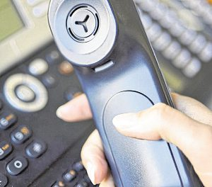 Das Telefon war wichtigster Helfer, um an Ergebnisse der Fußball-Spielklassen zu kommen. Foto: Marc Müller/dpa