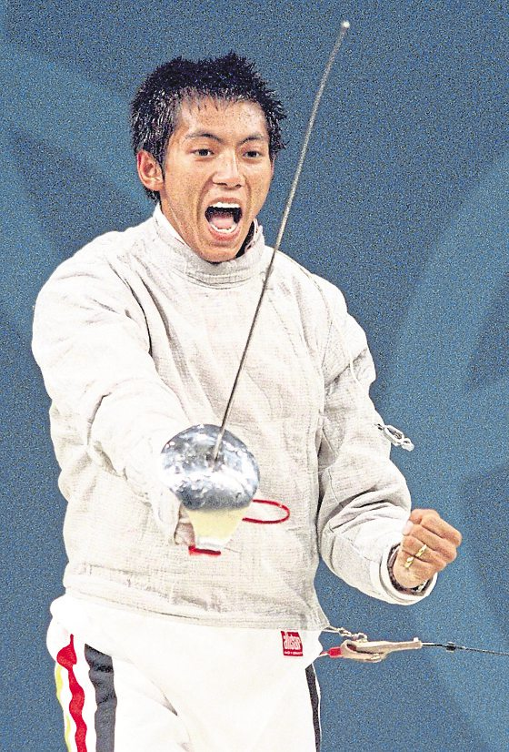Der Koblenzer Fechter Wiradech Kothny kämpft sich mit dem Säbel bis in die Weltspitze und zum Höhepunkt seiner Karriere schließlich zu Olympia-Bronze. Im Frühjahr 1999 wird der gebürtige Thailänder in Bozen zunächst Europameister, im südkoreanischen Seoul gelingt ihm wenige Monate später mit der deutschen Nationalmannschaft dann die Qualifikation für die Olympischen Sommerspiele in Sydney. Foto: Oliver Multhaup/dpa
