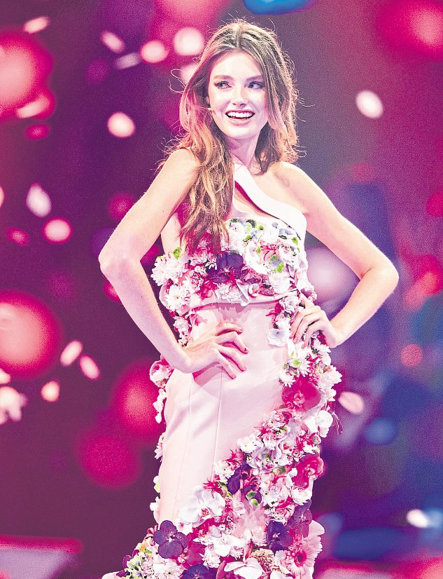 Die Gewinnerin von Germany's Next Topmodel, Celine Bethmann, läuft beim Finale der zwölften Staffel der Castingshow „Germany's Next Topmodel“ im Mai 2017 in der König-Pilsener-Arena in Oberhausen über den Laufsteg. Foto: Marcel Kusch/dpa