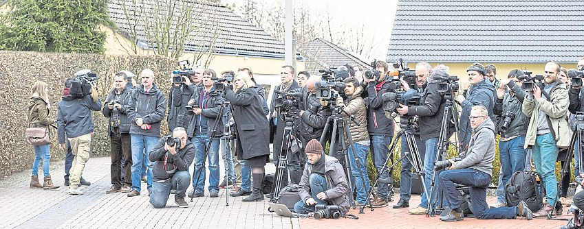 Ende März 2015 belagerten Reporter aus aller Welt das Elternhaus von Andreas Lubitz in Montabaur. Für die Menschen im Westerwald war das Unglück ein einschneidendes Ereignis in vielerlei Hinsicht. Foto: Archiv/Sascha Ditscher