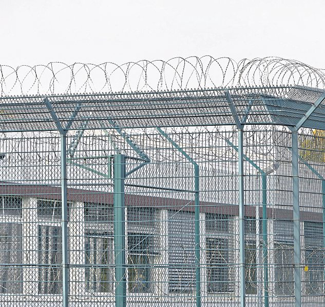 Ein hoher Zaun umschließt die landesweit größte forensische Klinik Nette-Gut in Weißenthurm. Foto: Thomas Frey/dpa