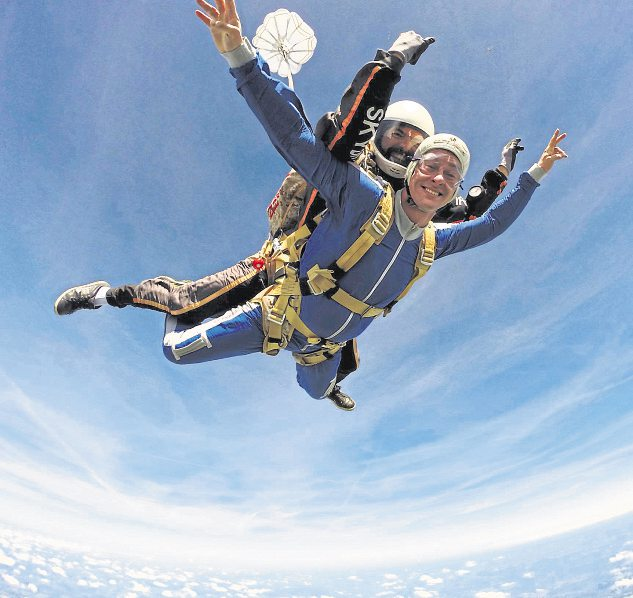 4000 Meter freier Fall: Reporter Martin Boldt bei seinem Fallschirmsprung-Selbstversuch im Jahr 2017. Foto: Skyconcept