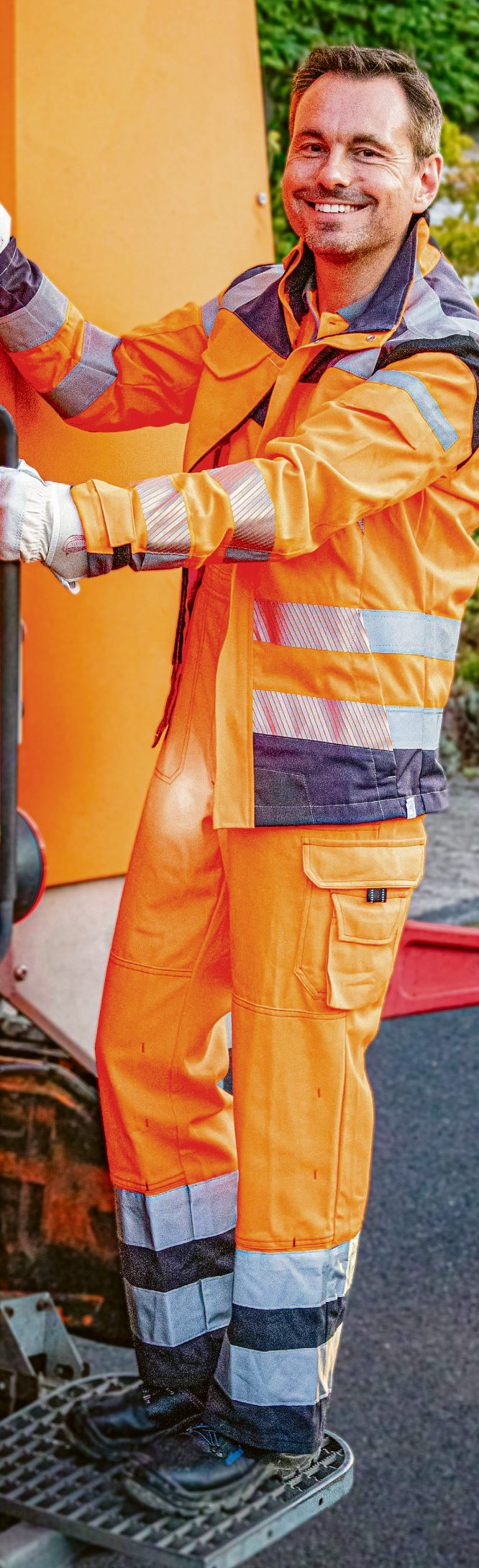 Auch im Einsatz vor Ort: David Langner zeigt sich gerne nahbar und packt mit an. Foto: Stadt Koblenz / Andreas Egenolf