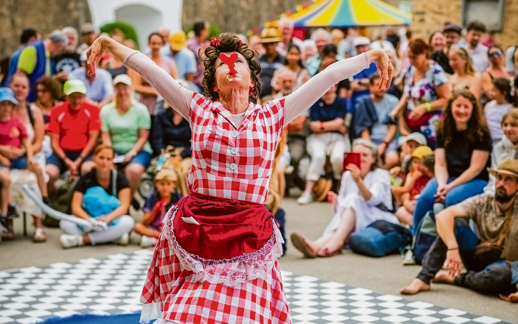 Mitten im Publikum wird die Festung zur Bühne: Bei der GAUKLERFESTung treffen Clownerie, Artistik und Straßentheater direkt vor historischer Kulisse aufeinander. Foto: Kai Myller