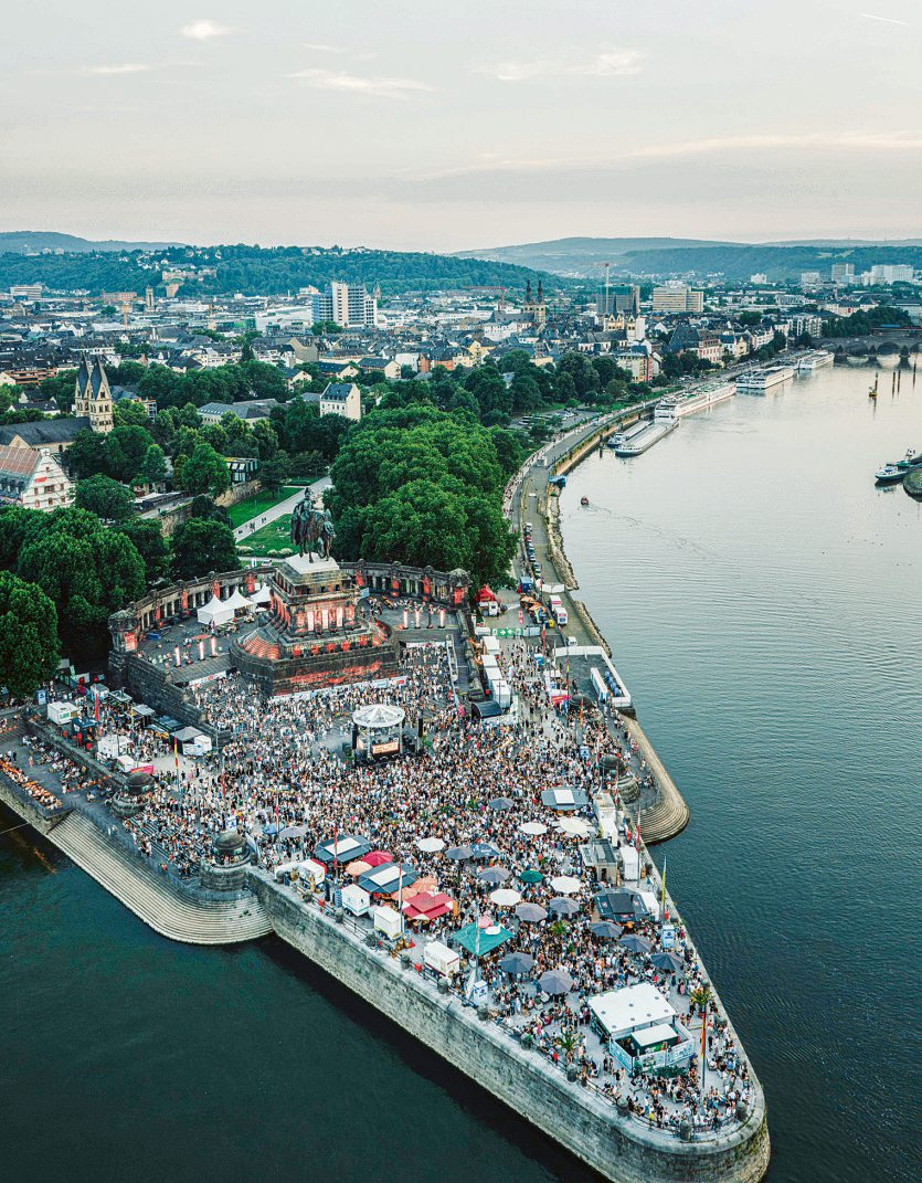 Mit Licht, Bass und erhobenen Händen wird das Deutsche Eck bei Electronic Wine zur Open-Air-Tanzfläche. Fotos: Koblenz-Touristik, Janko. Media