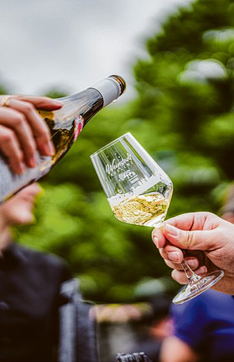 Probieren ausdrücklich erwünscht: Beim Weinfestival stehen die Festivalweine aus Koblenz und den umliegenden Anbaugebieten im Mittelpunkt. Foto: Koblenz-Touristik, Janko. Media