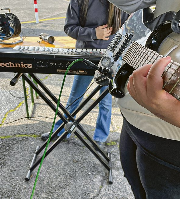 Beim Musik-Workshop mit dem Rockmobil von Music Live e.V. probierten Jugendliche Instrumente aus und brachten Leben auf die Fläche.
