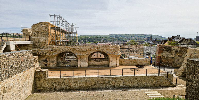 Die Feste Kaiser Franz wird wieder erlebbar: Die Fotos zeigen die sanierte Grabenwehr Süd, den neu hergerichteten Haupteingang zur Poterne, den historischen Verbindungsgang sowie die freigelegten Kasematten. Fotos: Feste Kaiser Franz e. V.