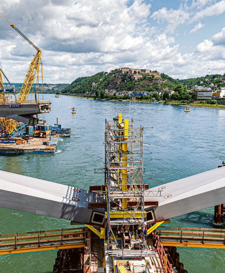 Stahlsegmente der neuen Pfaffendorfer Brücke werden über dem Rhein montiert. Foto: onemorepicture/Thorsten Wagner
