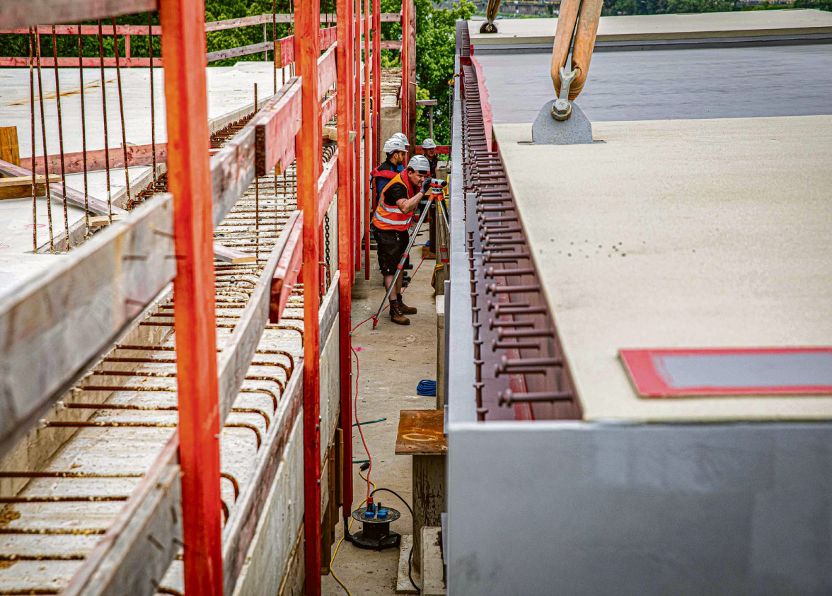 Präzisionsarbeit auf der Baustelle: Beim Einhub eines Brückenteils wird millimetergenau vermessen, damit die neuen Elemente der Pfaffendorfer Brücke exakt zusammenpassen. Foto: Stadt Koblenz /Andreas Egenolf