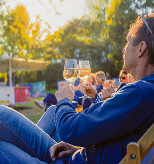 Ein Glas Wein, spätes Sonnenlicht und entspannte Atmosphäre: Beim Koblenzer Ufer-Kino beginnt der Sommerabend schon lange vor dem Filmstart.