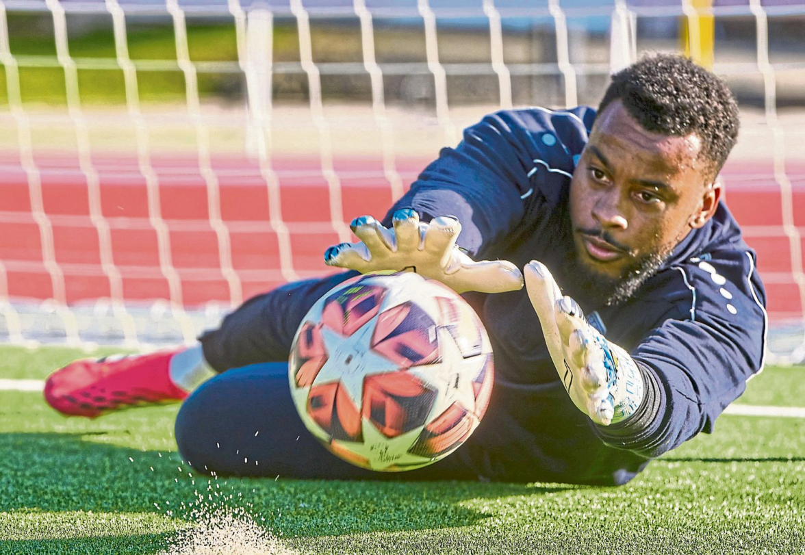 Vom Oberligisten auf die WM-Bühne: Haitis Torwart Josué Duverger spielt für Cosmos Koblenz und bekommt es in der Vorrunde unter anderem mit Rekordweltmeister Brasilien zu tun. Foto: Thomas Frey/dpa