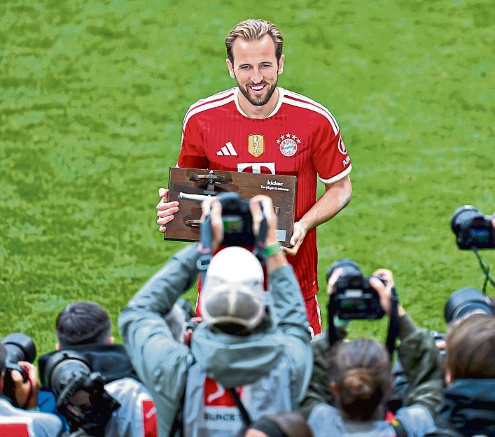 Harry Kane präsentiert im Bayern-Trikot seine Torjägerkanone. Auch bei der WM 2026 ruhen Englands Hoffnungen einmal mehr auf dem treffsicheren Stürmer. Foto: Sven Hoppe/dpa