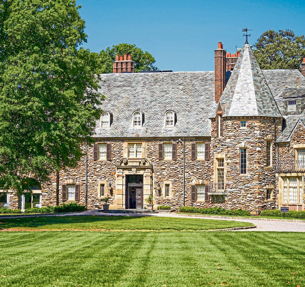 Die deutsche Fußball-Nationalmannschaft wohnt während der Weltmeisterschaft in den USA in dem schlossähnlichen Hotel Graylyn Estate mit großer Parkanlage in Winston-Salem im US-Bundesstaat North Carolina. Foto: The Graylyn Estate via DFB/dpa