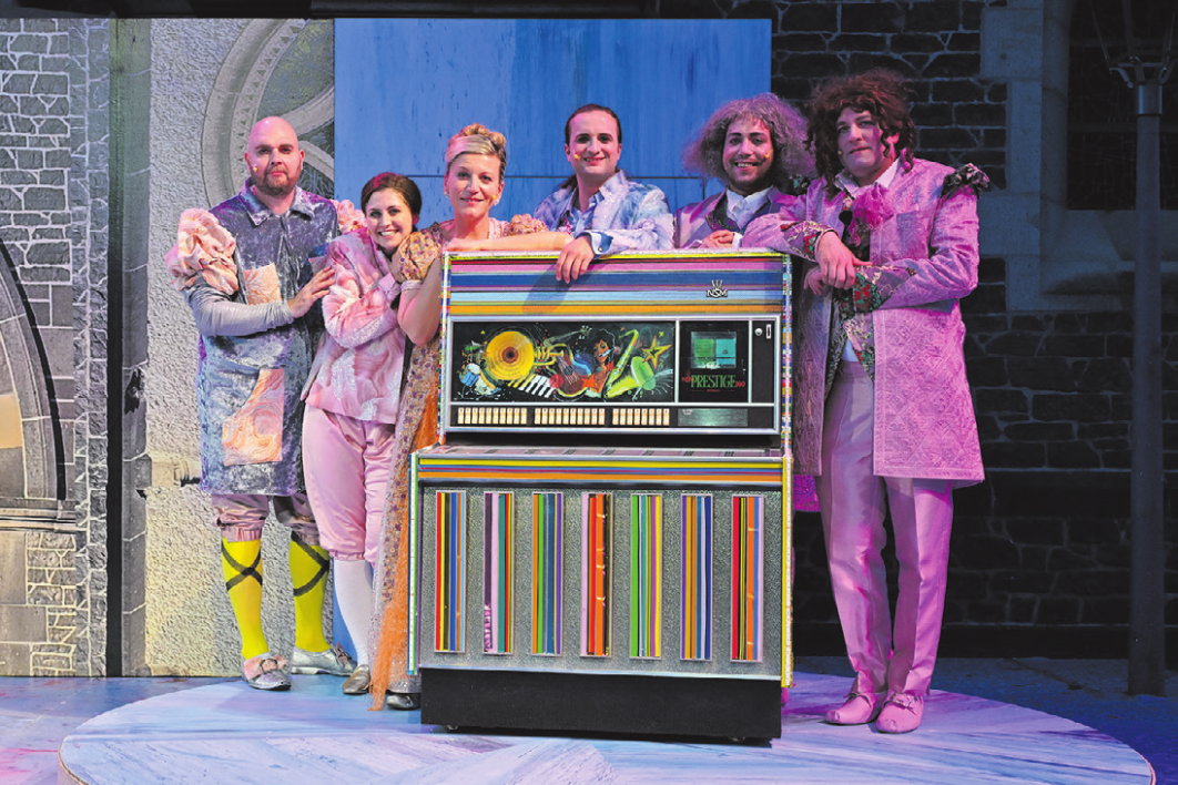 Pastellfarben, Jukebox und wasserblauer Bühnenboden: „Was ihr wollt“ bringt Shakespeares Liebeswirren bei den Burgfestspielen Mayen in eine helle, heutige Bildsprache. Foto: Silke Rudolph