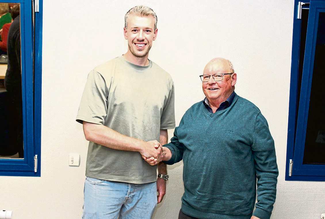 Stabwechsel in Veitsrodt: Der neue Vorsitzende Marius Franzmann (links) und der langjährige Vereins chef Jürgen Schneider.