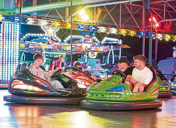 Der Autoscooter gehört zu den Klassikern auf dem Veitsrodter Prämienmarkt und zieht besonders am Abend viele Besucher an.