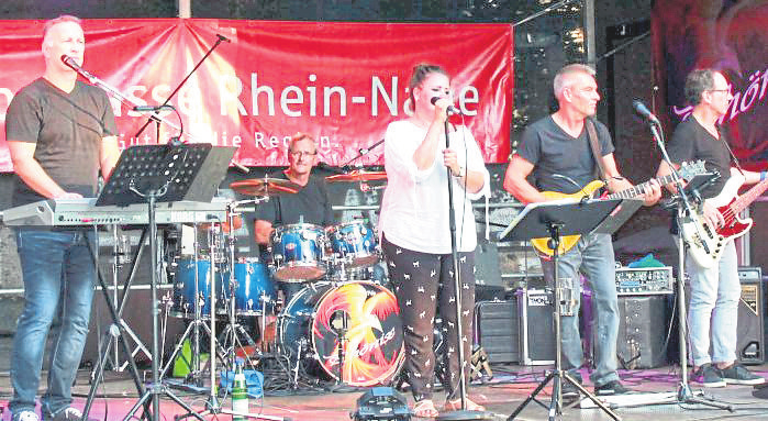 Die Tanzband Phoenix eröffnet am Freitagabend das Musikprogramm auf der Bühne. Foto: Udo Ransweiler/Tanja Geib