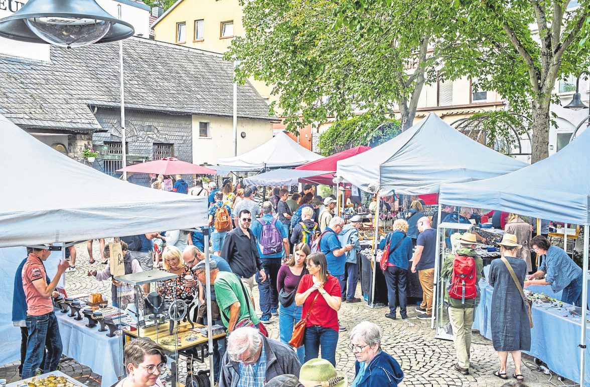 Zwischen den Ständen herrscht reges Treiben: Der Markt erstreckt sich von der unteren Fußgängerzone bis zum Marktplatz. Foto: Heiko Heinz