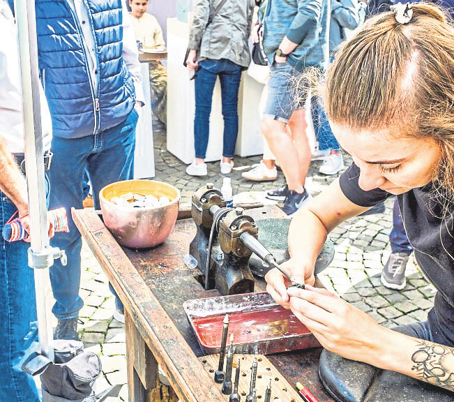 Bohrer, Feilen und weitere Spezialwerkzeuge kommen bei der Bearbeitung der Schmuckstücke zum Einsatz. Foto: Heiko Heinz