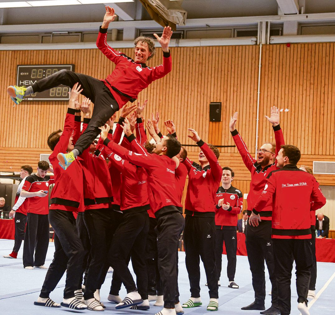 Der Moment des Aufstiegs: Seine Turner tragen Ralf Schall nach dem Sprung in die 1. Bundesliga auf Händen. Der Erfolg ist das Ergebnis langjähriger Vereinsarbeit und großen ehrenamtlichen Engagements. Foto: René Weiss