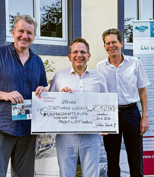 Spendenübergabe der Stadtwerke Koblenz an die Nachbarschaftshilfe Koblenz-Süd, Projekt im SkF Koblenz e. V., von rechts: Rudolf Kalenberg (Stadtrat CDU), Lars Hörnig (Geschäftsführer Stadtwerke Koblenz), Jan Buchbender (Manager der NBH). Foto: Laura Schmitt