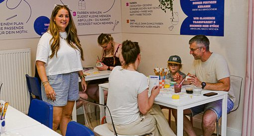Im offenen Keramikstudio des „Lädjens“ entstehen mit Pinsel, Farbe und viel Kreativität individuelle Unikate. Inhaberin Jennifer „Jen“ Kluge (links) begleitet die Gäste dabei mit Tipps und Ideen.