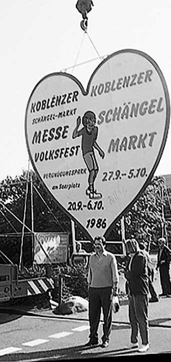 Historische Aufnahme aus dem Jahr 1986: Das markante SchängelMarkt-Schild kündigte Volksfest, Messe und SchängelMarkt an. Foto: StAK/FA8 Sammlung Gauls