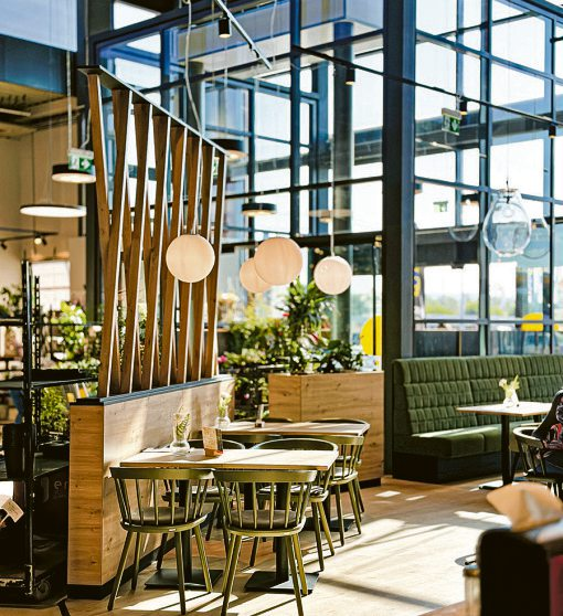 Moderne Cafés mit Wohlfühlatmosphäre gehören heute ebenso zur Hoefer-DNA wie handwerklich hergestellte Backwaren.