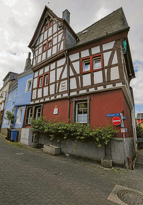 Historische Winzerhäuser prägen den alten Ortskern - darunter dieses Fachwerkhaus aus dem späten 15. Jahrhundert.