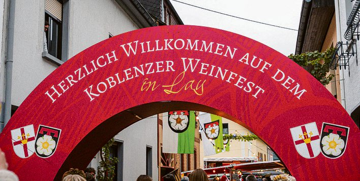 Der Torbogen heißt die Gäste des Layer Weinfestes willkommen, das Ende September den Ortskern zur Festmeile macht. Foto: Pascal Kettmann