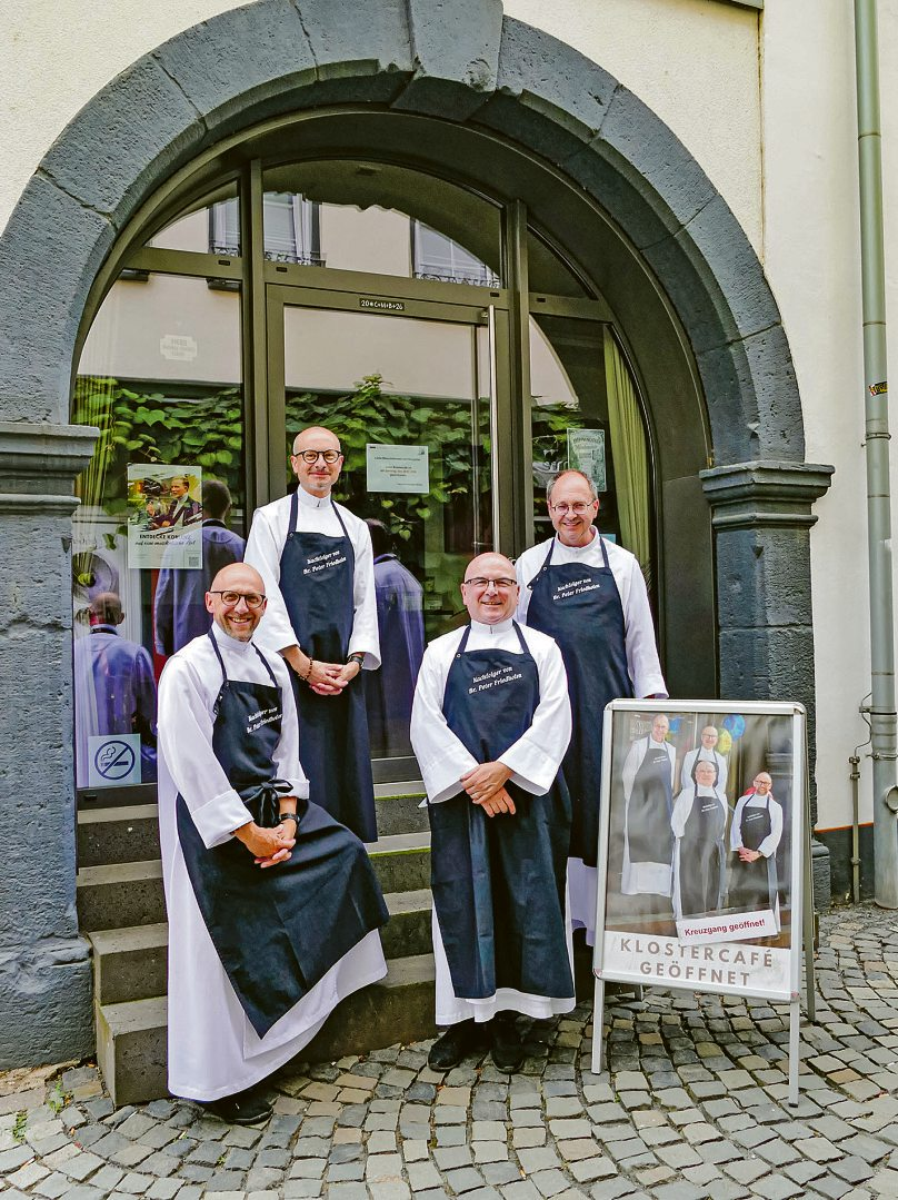 Die vier Brüder Antonius, Christophorus Maria, Bernhard und Martin laden vor dem Eingang des Klostercafés im Peter-Friedhofen-Haus zum Verweilen ein. Mit ihrem Engagement haben sie das Café zu einem beliebten Ort der Begegnung in der Koblenzer Altstadt gemacht. Foto: Petra Dettmer