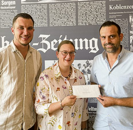 V. I.: Marcel Ploenes (rz media), Gewinnerin Andrea Pulvermacher-Westenberg und Armend Kuqi (Geschäftsführer Juwelier & Pfandhaus Hermann) bei der Übergabe des 400-Euro-Gewinngutscheins. Foto: rz media