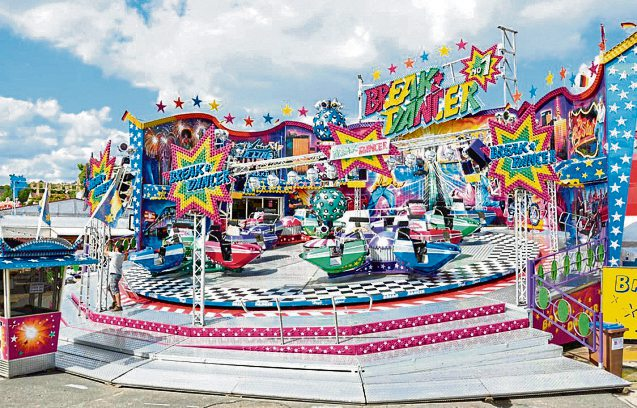 Von familienfreundlichem Fahrspaß bis zum Nervenkitzel in luftiger Höhe: Auf dem Bad Kreuznacher Jahrmarkt sorgen zahlreiche Fahr- und Laufgeschäfte für Abwechslung. Fotos: Schaustellerverband Bad Kreuznach e. V.
