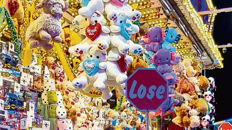 Lose ziehen und auf den großen Gewinn hoffen: Auch die klassischen Spielgeschäfte gehören fest zum Bad Kreuznacher Jahrmarkt.